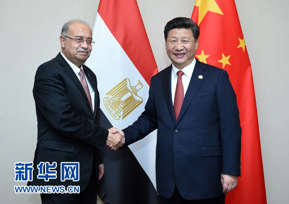 12月4日，國(guó)家主席習(xí)近平在約翰內(nèi)斯堡會(huì)見(jiàn)埃及總理伊斯梅爾。新華社記者 張鐸 攝 