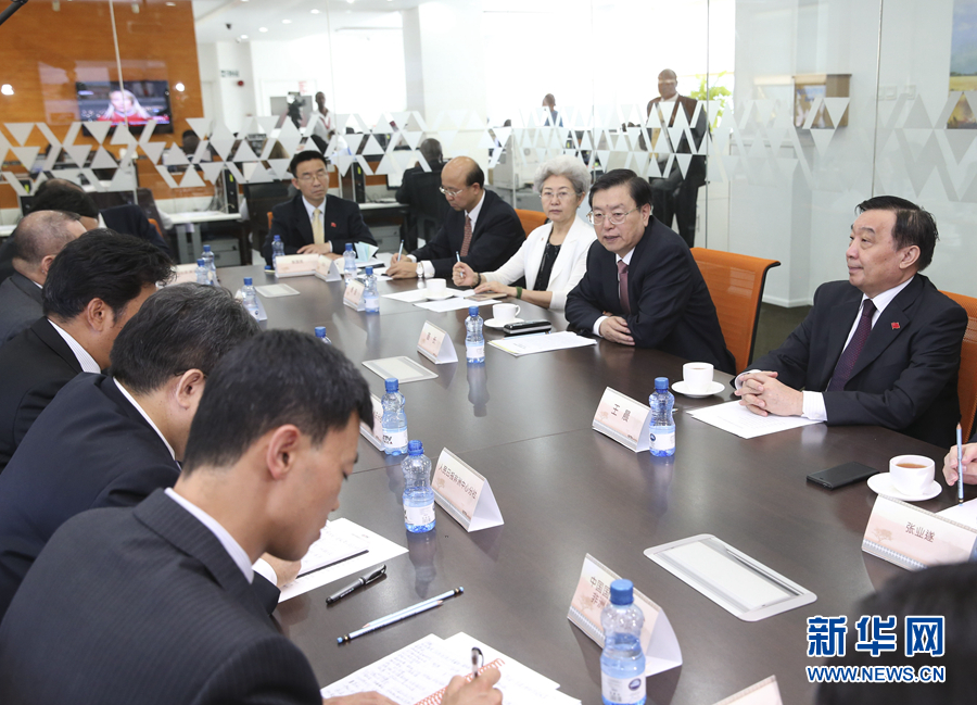 這是3月25日，張德江在肯尼亞首都內(nèi)羅畢考察中央電視臺非洲分臺并接見中央媒體駐非洲機(jī)構(gòu)負(fù)責(zé)人。 新華社記者馬占成攝