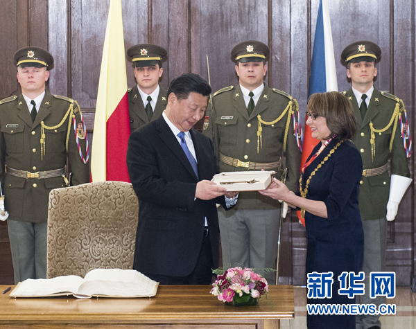 當?shù)貢r間3月29日，國家主席習(xí)近平在捷克布拉格會見布拉格市長科爾娜喬娃，并接受科爾娜喬娃代表該市贈予的城市鑰匙。 新華社記者 王曄 攝