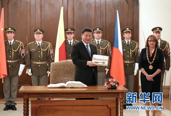 當?shù)貢r間3月29日，國家主席習(xí)近平在捷克布拉格會見布拉格市長科爾娜喬娃，并接受科爾娜喬娃代表該市贈予的城市鑰匙。 新華社記者 龐興雷攝