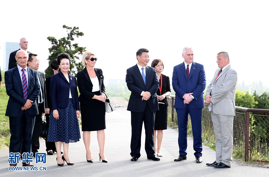6月17日，中國國家主席習近平和夫人彭麗媛在塞爾維亞總統(tǒng)尼科利奇夫婦陪同下參觀具有悠久歷史的貝爾格萊德卡萊梅格丹公園。 新華社記者 馬占成 攝