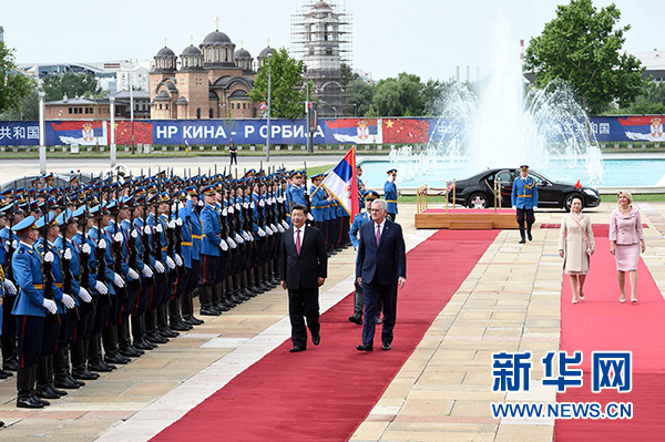 6月18日，國家主席習(xí)近平出席塞爾維亞總統(tǒng)尼科利奇在貝爾格萊德舉行的隆重歡迎儀式。 新華社記者饒愛民攝