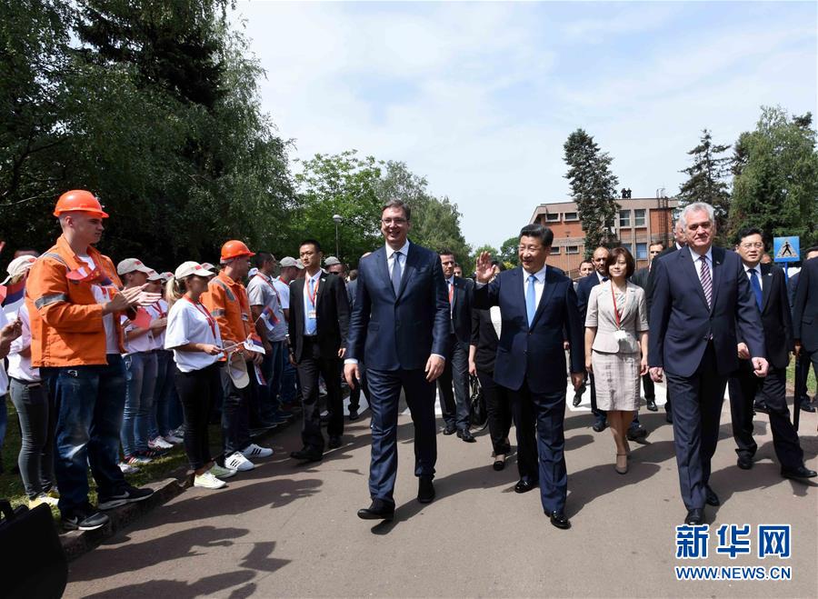 6月19日上午，國家主席習近平在貝爾格萊德參觀河鋼集團塞爾維亞斯梅代雷沃鋼廠。習近平抵達時，塞爾維亞總統(tǒng)尼科利奇、總理武契奇在停車處熱情迎接。鋼廠工人和家屬、當?shù)厥忻駭?shù)千人夾道歡迎。新華社記者 饒愛民 攝