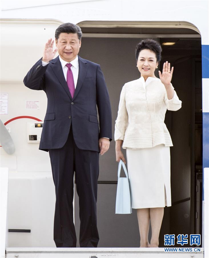 6月19日，國家主席習(xí)近平抵達(dá)華沙，開始對波蘭共和國進(jìn)行國事訪問。這是習(xí)近平和夫人彭麗媛步出艙門。 新華社記者 謝環(huán)馳 攝 