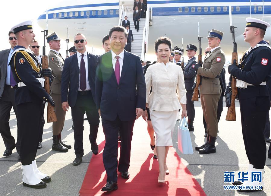 6月19日，國家主席習(xí)近平抵達(dá)華沙，開始對波蘭共和國進(jìn)行國事訪問。這是習(xí)近平和夫人彭麗媛走下飛機(jī)。 新華社記者 饒愛民 攝