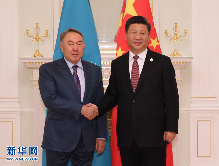  6月24日，國(guó)家主席習(xí)近平在塔什干會(huì)見哈薩克斯坦總統(tǒng)納扎爾巴耶夫。 新華社記者 蘭紅光 攝 