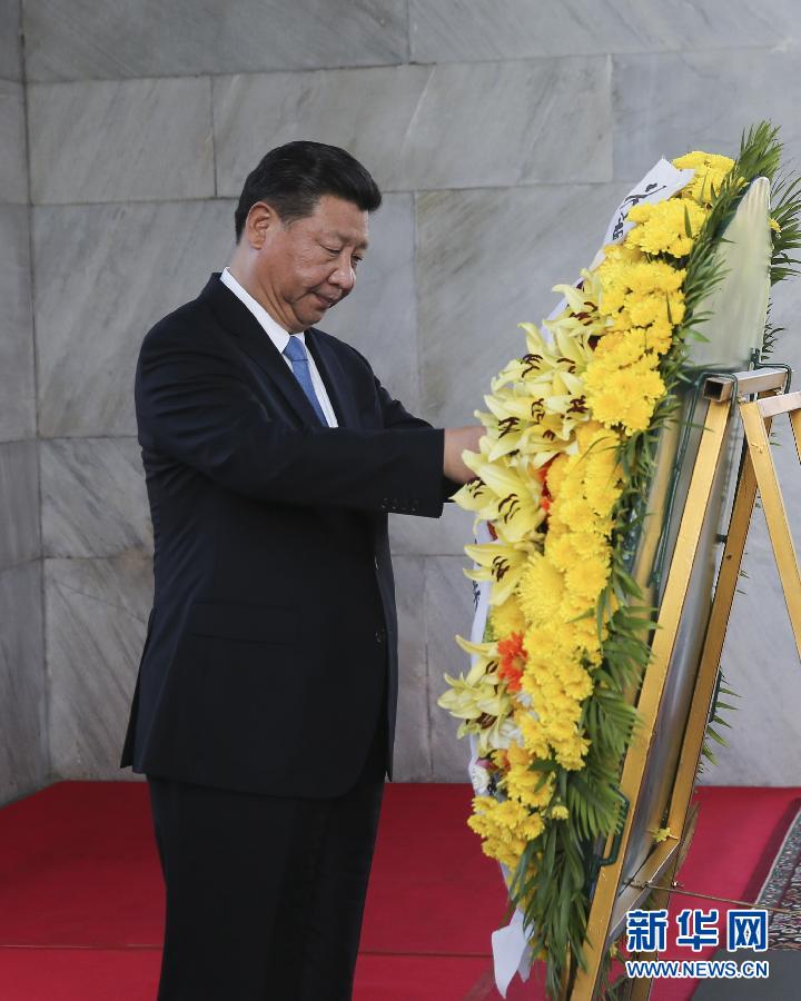 10月13日，國家主席習(xí)近平在金邊同柬埔寨首相洪森舉行會談。會談前，習(xí)近平向柬埔寨獨立紀(jì)念碑獻(xiàn)花圈。 新華社記者丁林?jǐn)z 