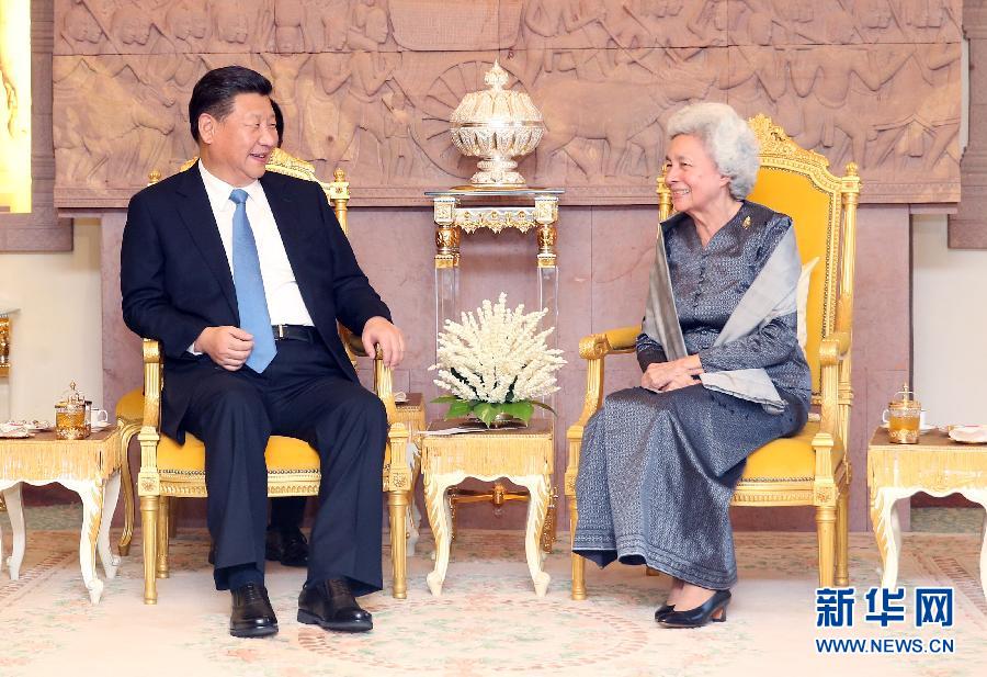 10月13日，國(guó)家主席習(xí)近平在金邊看望柬埔寨太后莫尼列。新華社記者姚大偉攝 