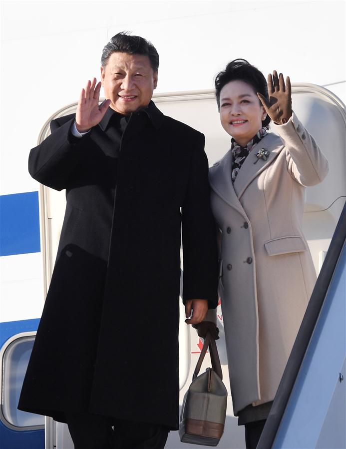 4月4日，國(guó)家主席習(xí)近平乘專機(jī)抵達(dá)赫爾辛基，開(kāi)始對(duì)芬蘭共和國(guó)進(jìn)行國(guó)事訪問(wèn)。這是習(xí)近平和夫人彭麗媛步出艙門。 新華社記者 饒愛(ài)民 攝 