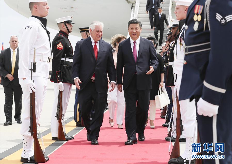 4月6日，國家主席習(xí)近平乘專機(jī)抵達(dá)美國佛羅里達(dá)州，將在海湖莊園同美國總統(tǒng)特朗普舉行中美元首會(huì)晤。習(xí)近平和夫人彭麗媛受到美國國務(wù)卿蒂勒森夫婦等熱情迎接。新華社記者 蘭紅光 攝 