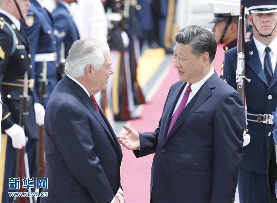 4月6日，國家主席習(xí)近平乘專機(jī)抵達(dá)美國佛羅里達(dá)州，將在海湖莊園同美國總統(tǒng)特朗普舉行中美元首會(huì)晤。習(xí)近平和夫人彭麗媛受到美國國務(wù)卿蒂勒森夫婦等熱情迎接。新華社記者 丁林 攝 