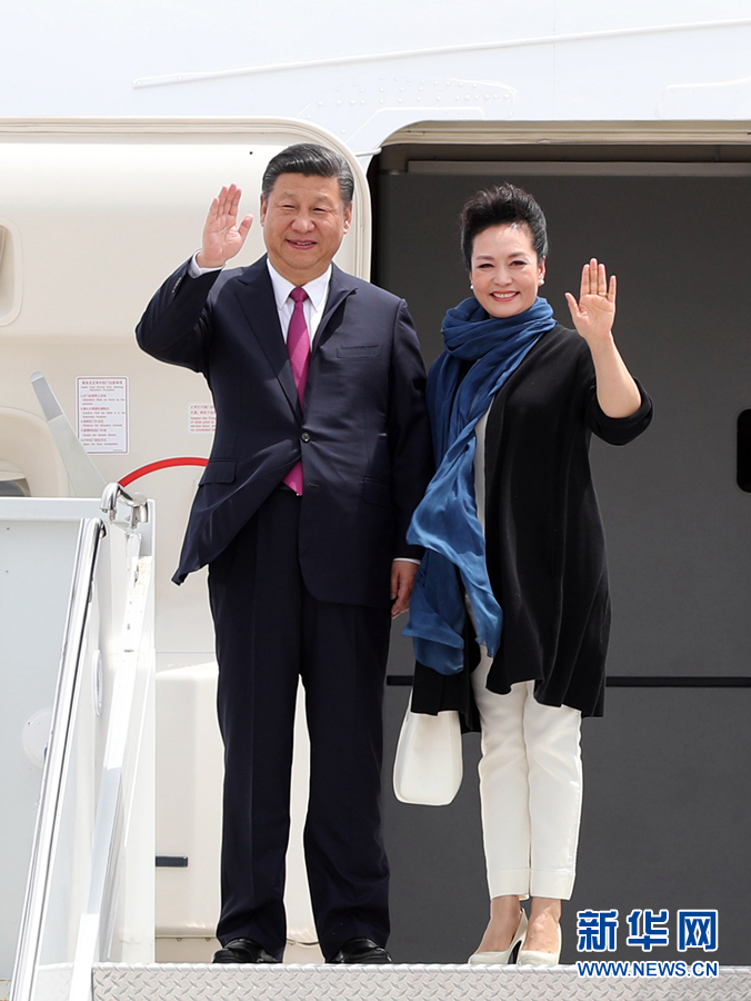 4月6日，國家主席習(xí)近平乘專機(jī)抵達(dá)美國佛羅里達(dá)州，將在海湖莊園同美國總統(tǒng)特朗普舉行中美元首會(huì)晤。這是習(xí)近平和夫人彭麗媛步出機(jī)艙。新華社記者 劉衛(wèi)兵 攝 