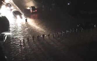 暴雨中的“最美人墻”找到了！